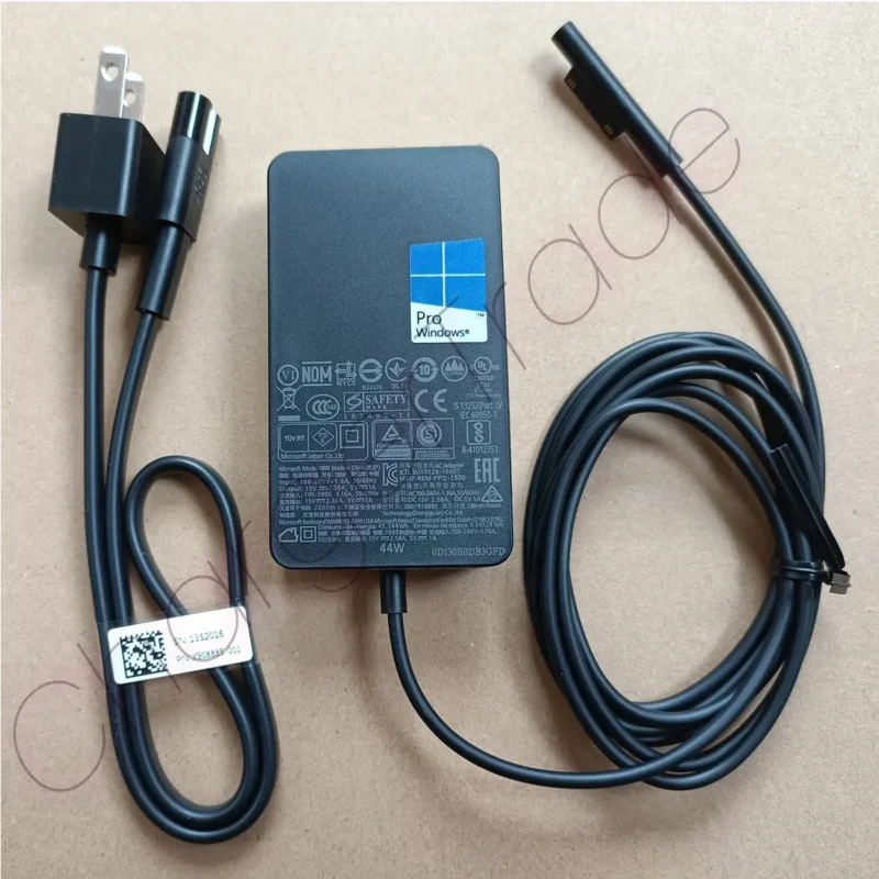 Microsoft surface charger 44W 15V 2.58A